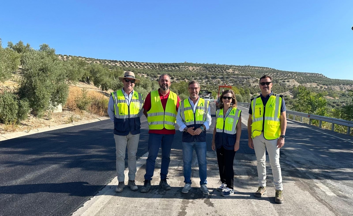 La Junta repara el firme en la A-6109 en Baeza y Begíjar
