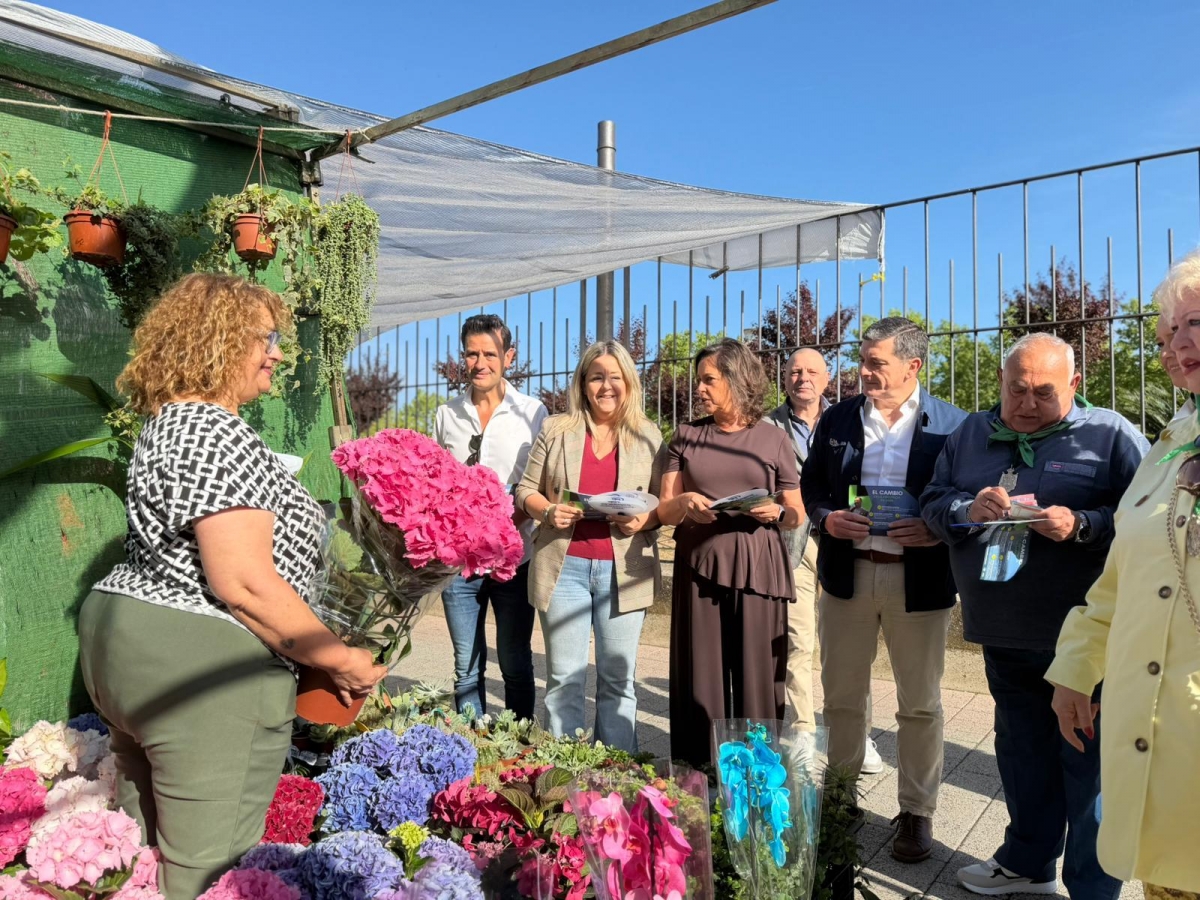  El PP recorre el mercadillo de Úbeda en un acto de campaña 