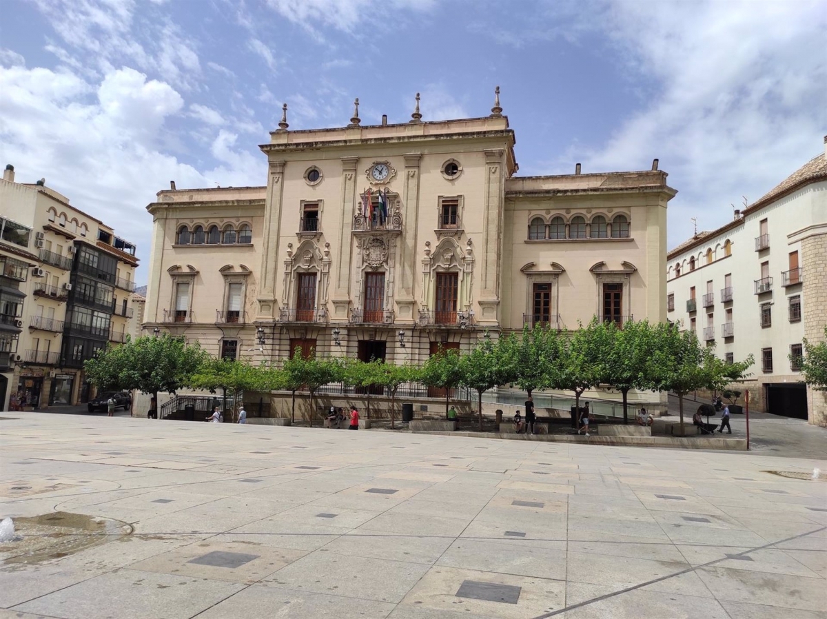  El Ayuntamiento ilumina su fachada de turquesa por el Día de la Dislexia 