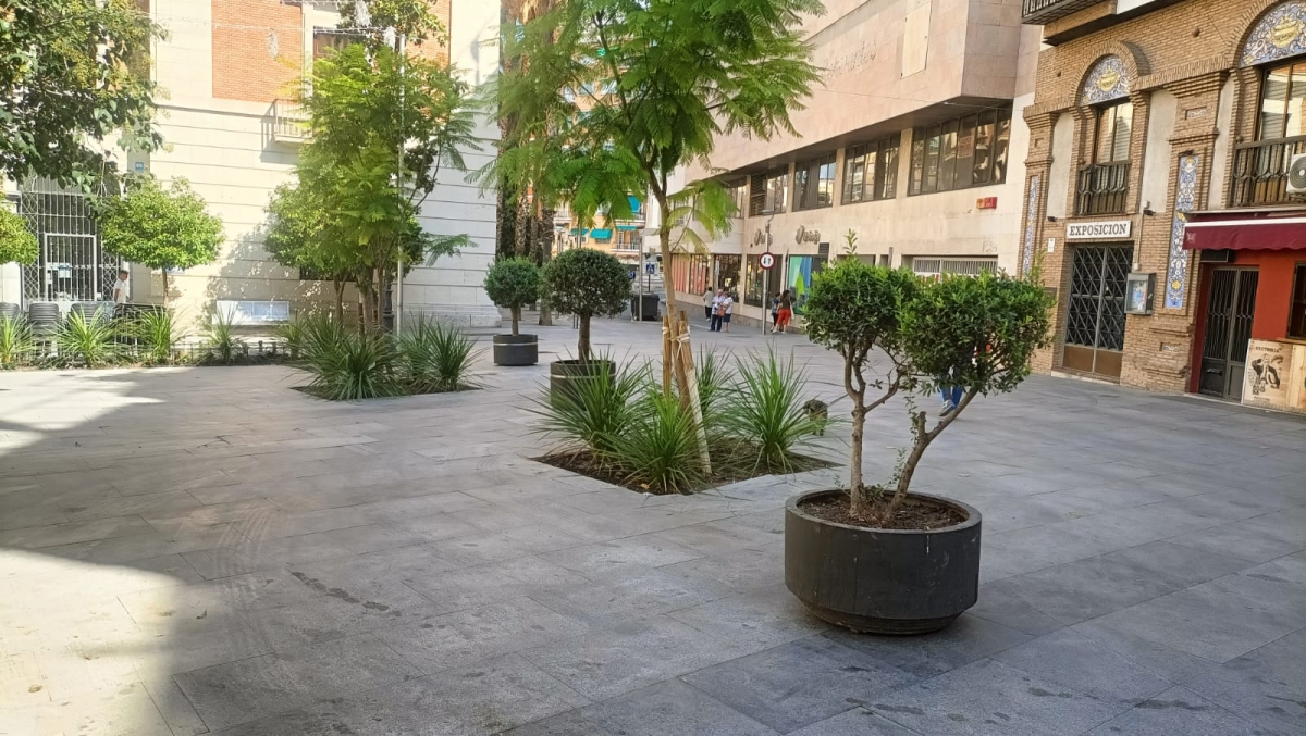 El Centro Especial de Empleo decora los maceteros de la ciudad