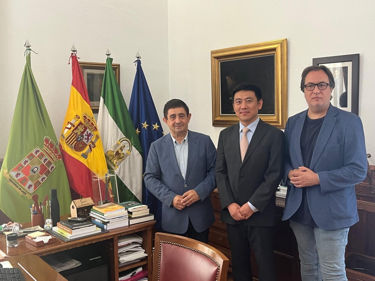Diputación colaborará para que la empresa Tianneng se quede en Jaén
