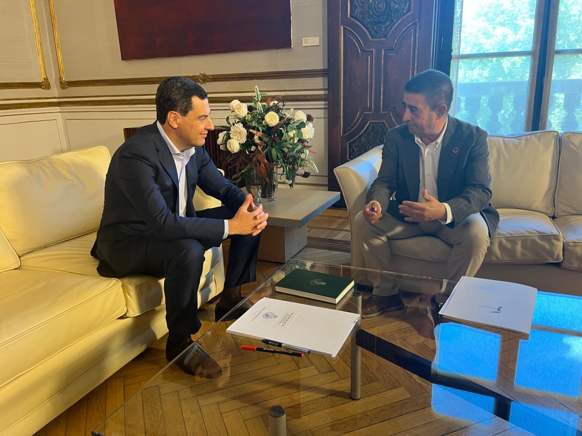  Reyes expresa a Juanma Moreno el malestar de la provincia con la Junta 