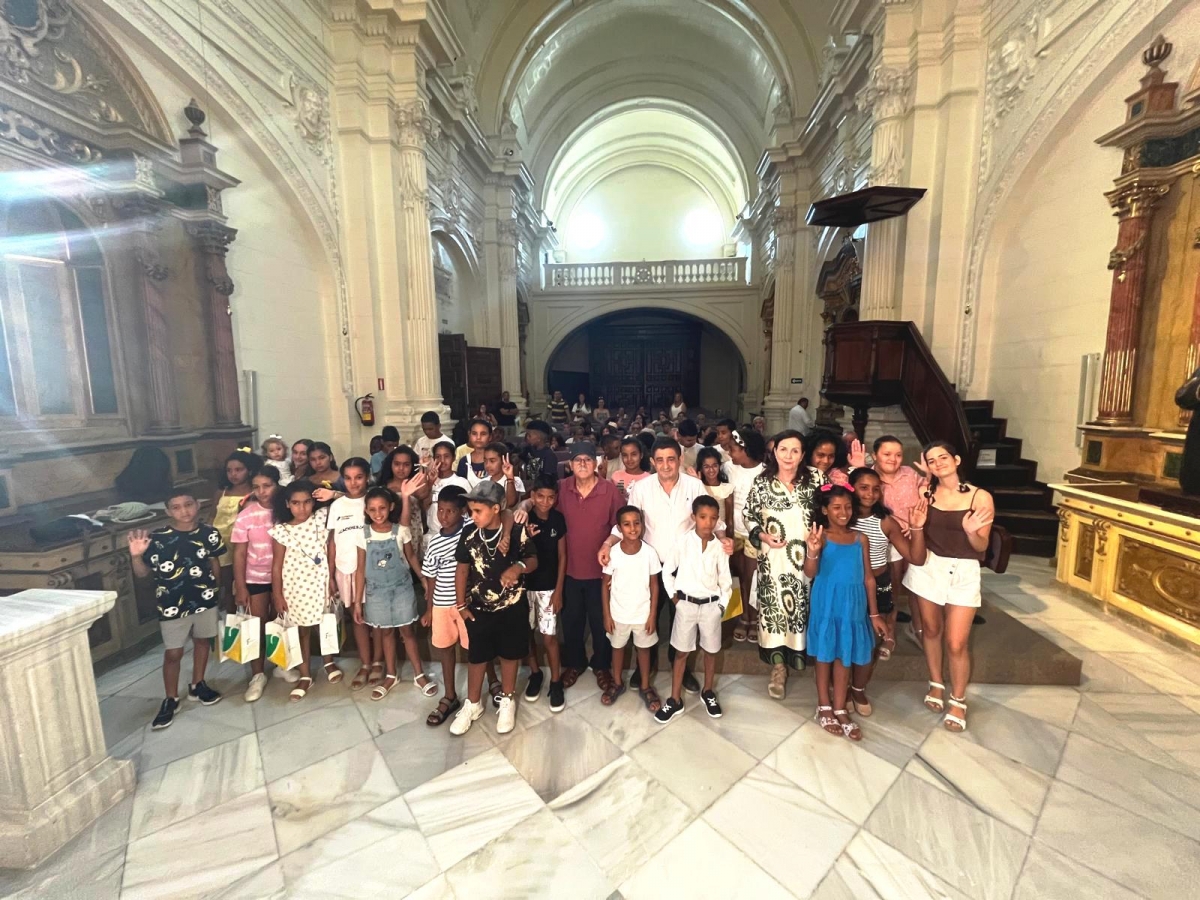  Menores saharauis que pasan el verano en Jaén visitan la Diputación 