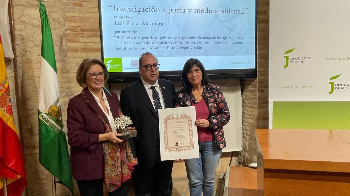  Luis Parras recibe el Premio de Investigación Agraria del IEG 