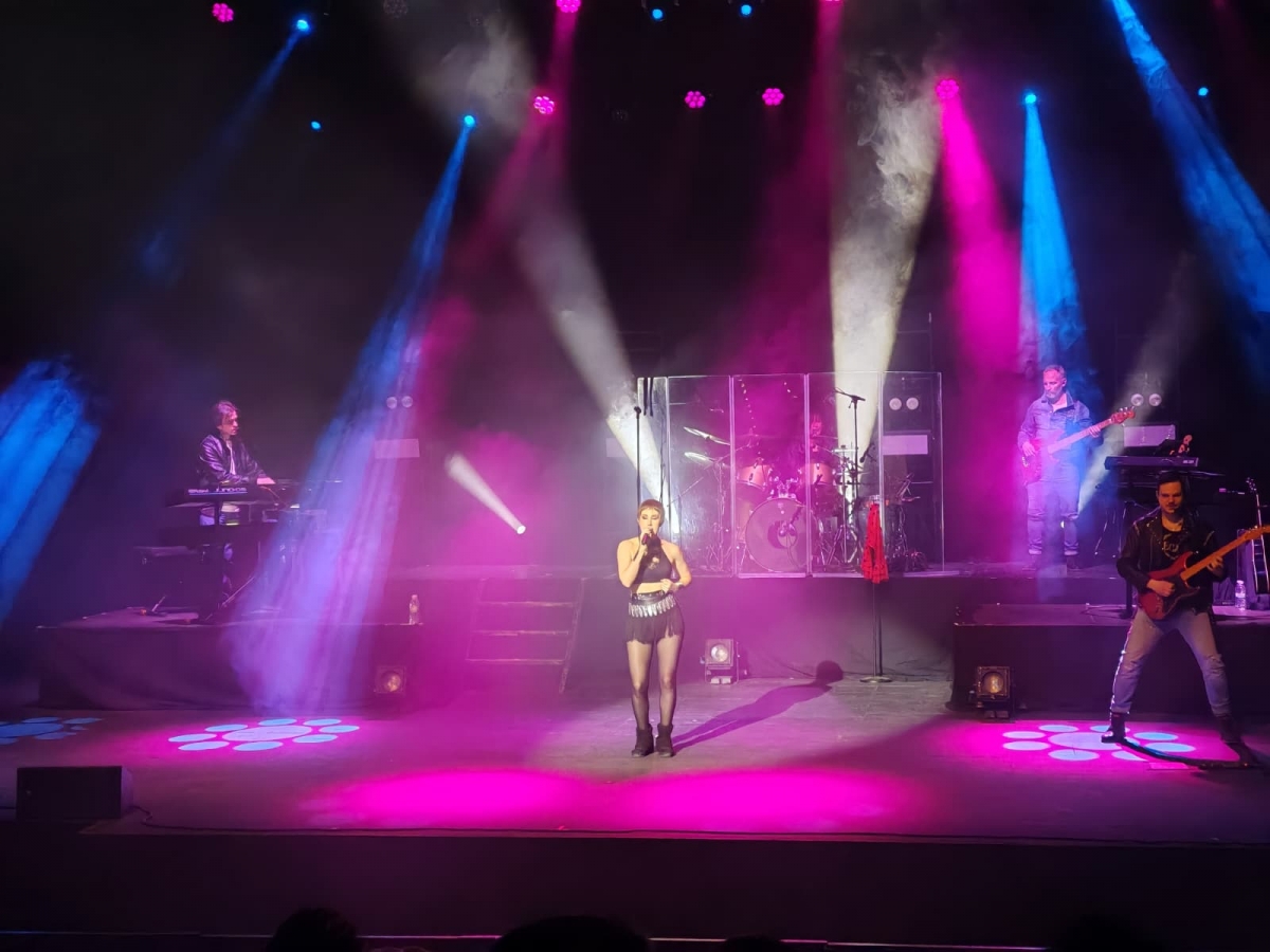  El tributo a Mecano llena el teatro Infanta Leonor 