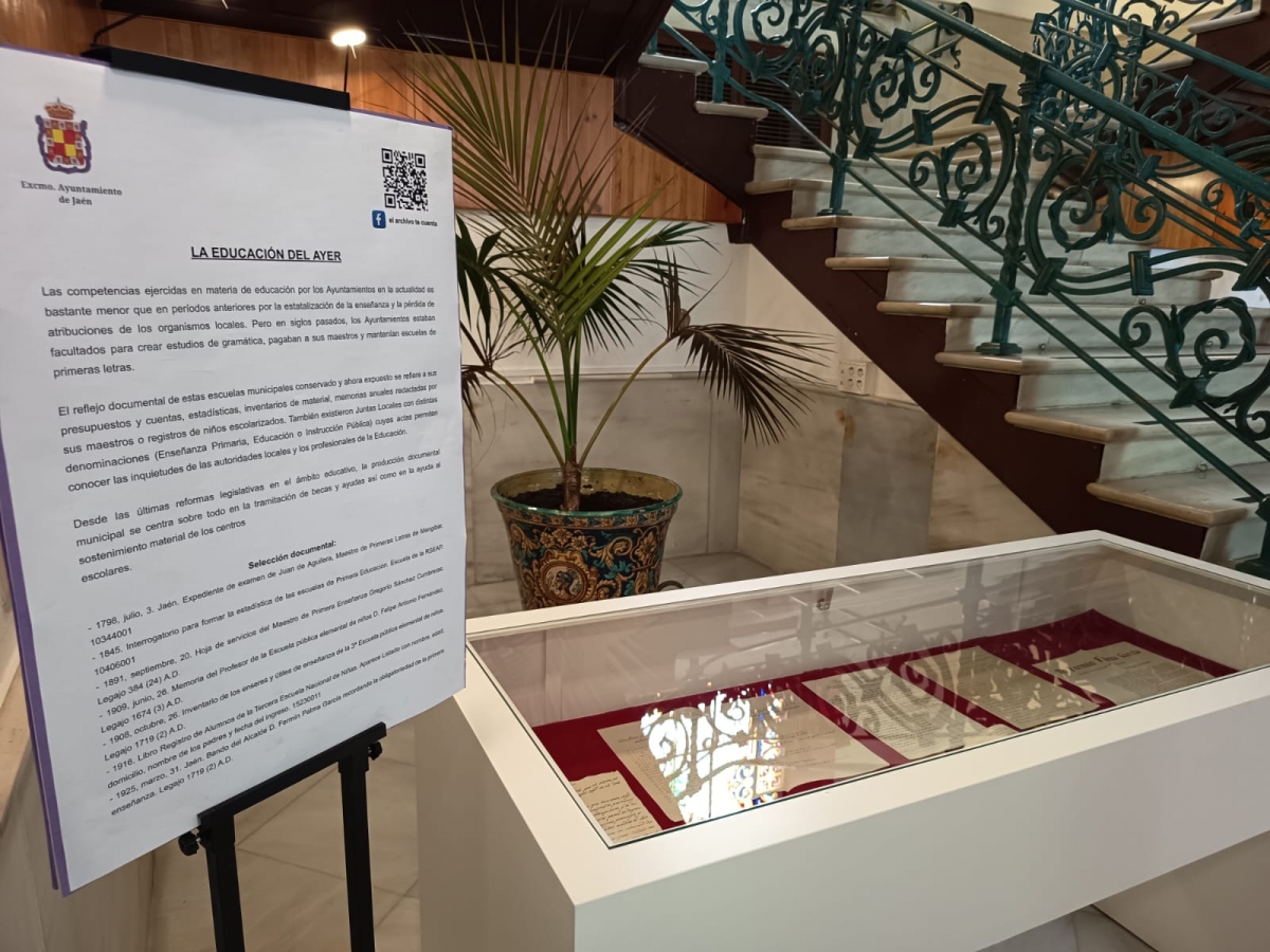  El Ayuntamiento muestra documentos históricos sobre educación 