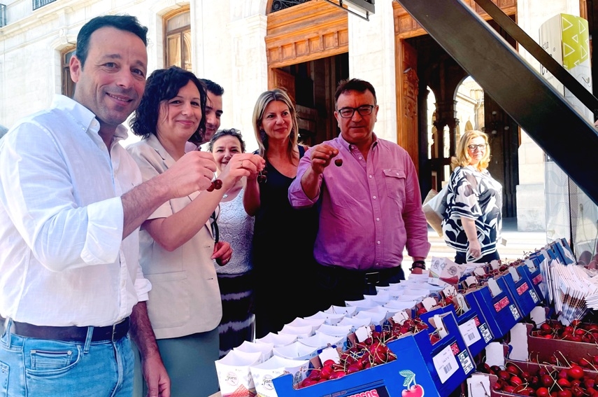  Torres y Castillo de Locubín promocionan sus cerezas en Diputación 