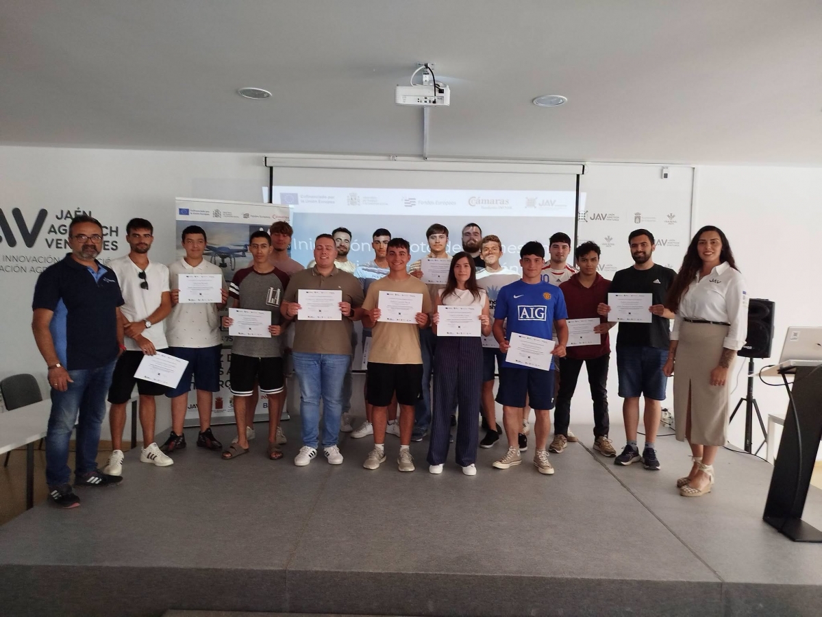  El JAV clausura un nuevo curso de pilotaje de drones para jóvenes 