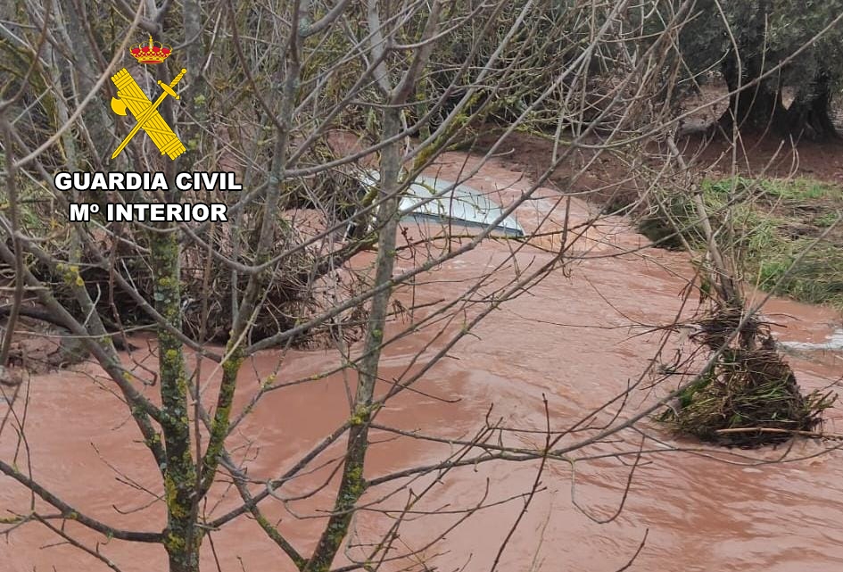  La Guardia Civil rescata a una persona arrastrada en su vehículo 