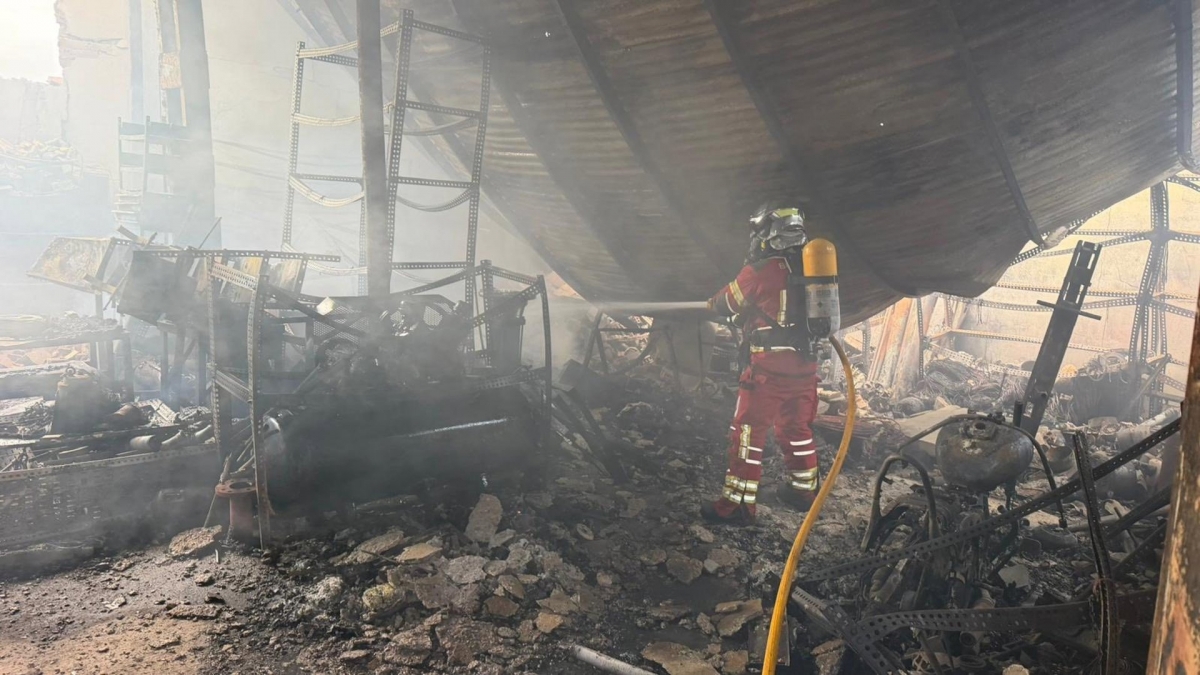  Un incendio arrasa tres naves industriales de Úbeda 