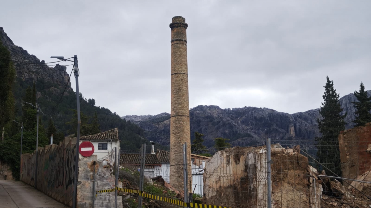  Cultura autoriza la demolición de la chimenea de la fábrica Santa Emilia 