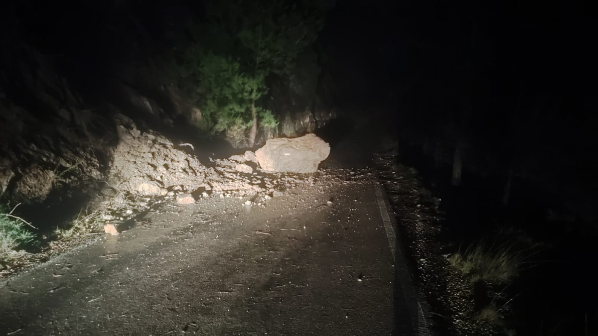  Desprendimiento de  una gran roca en la pista forestal  de  Cazorla 