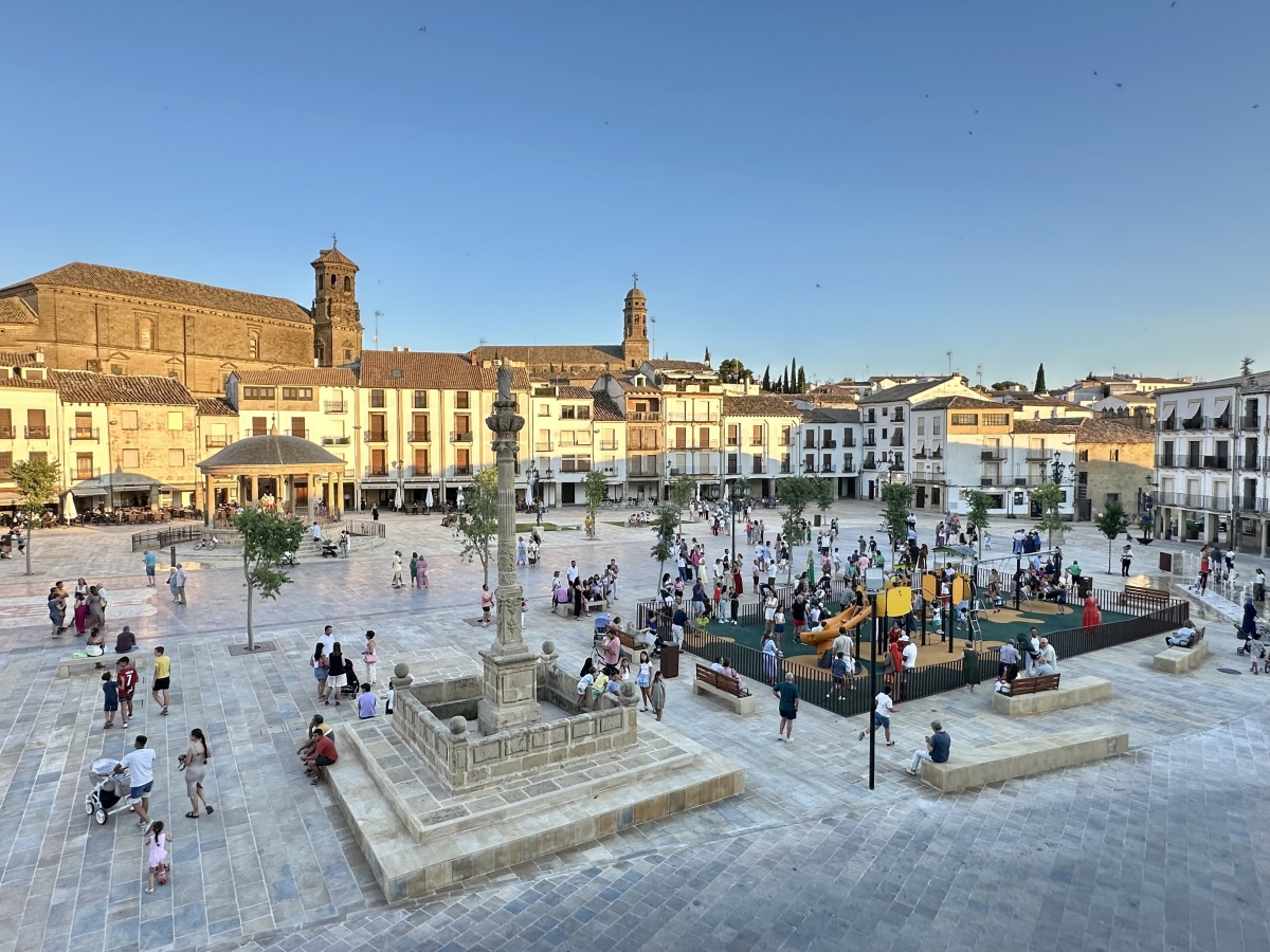  Baeza inaugura la renovación del Paseo de la Constitución 