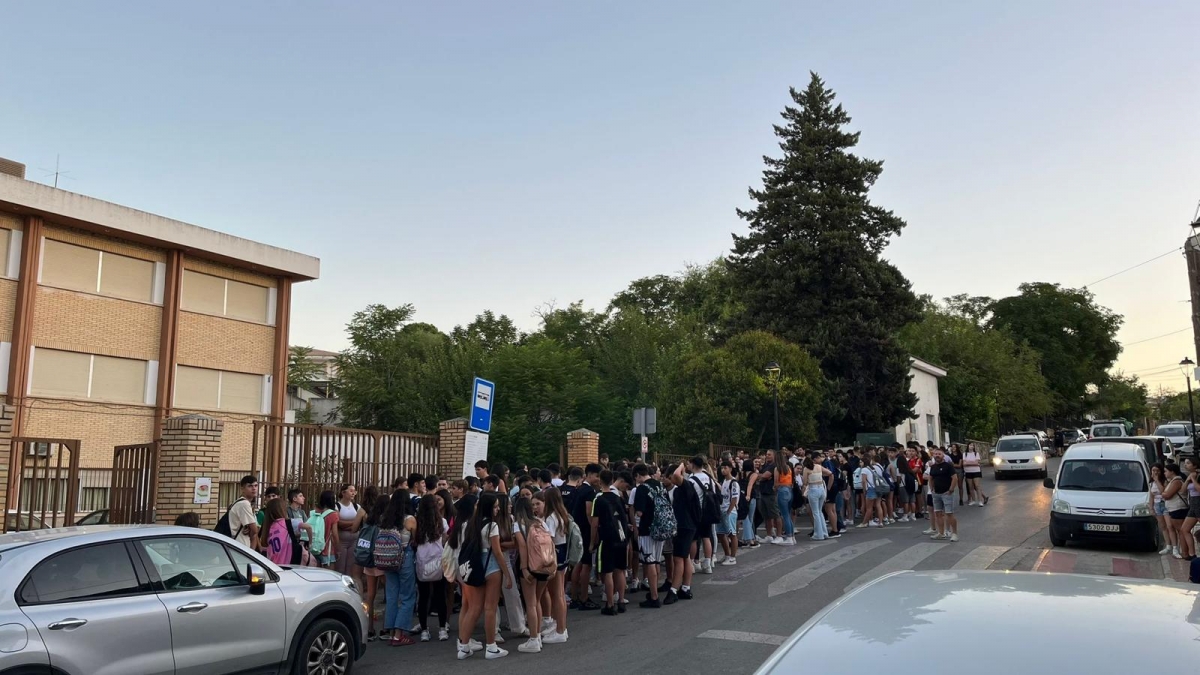  Unos 200 alumnos paran las clases en Arjona por la falta de transporte 