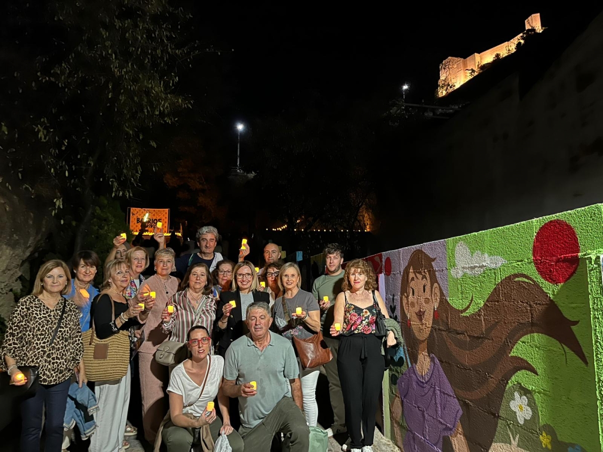 El barrio de El Almendral cobra protagonismo a la luz de las velas