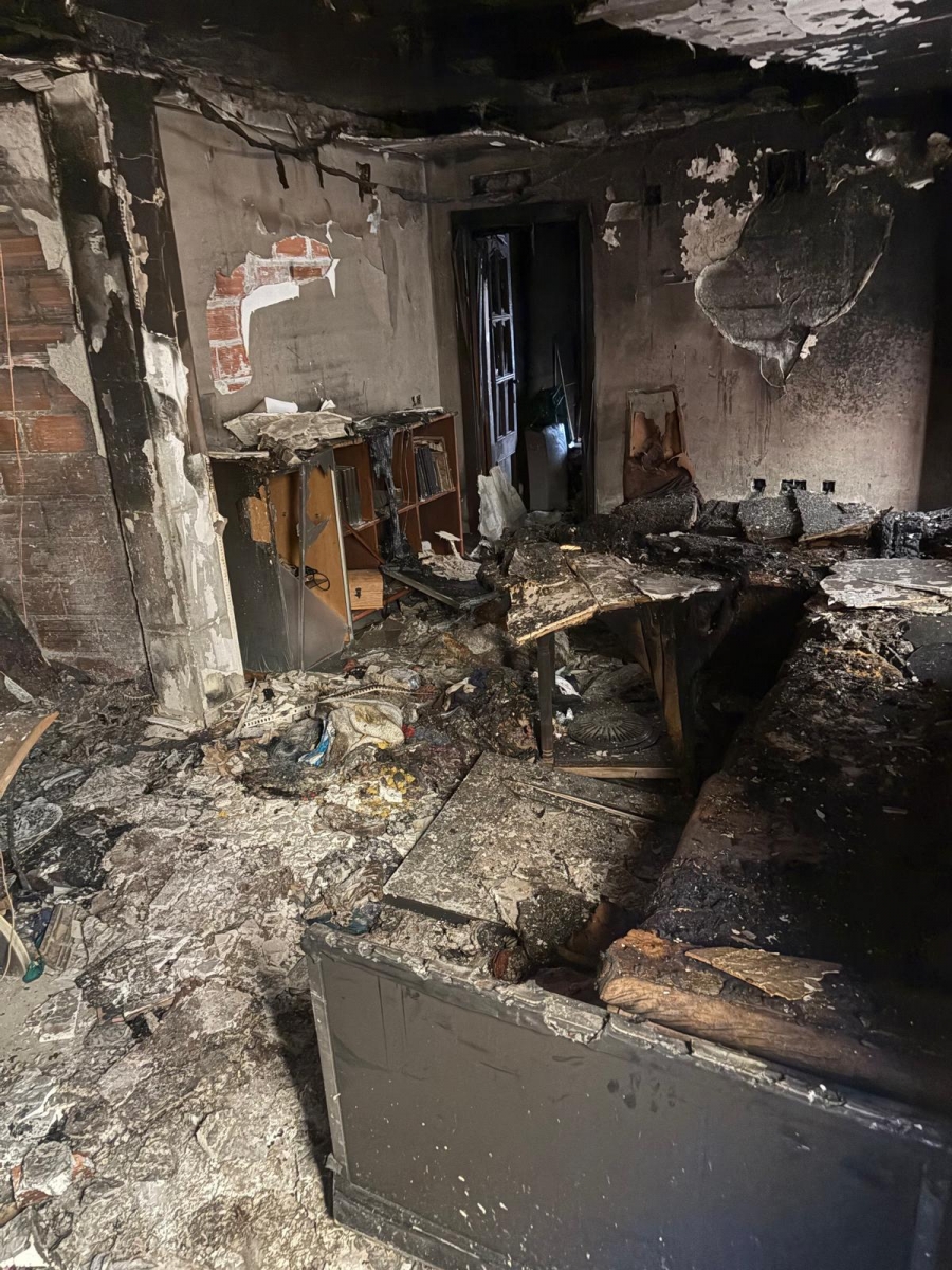  Bomberos interviene en el incendio de una vivienda en la calle San Antón 