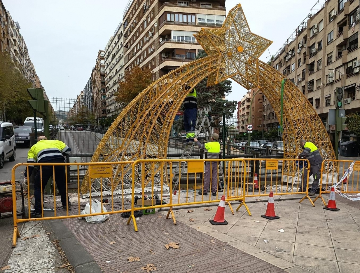  El Ayuntamiento decora el Gran Eje a petición de los comerciantes 