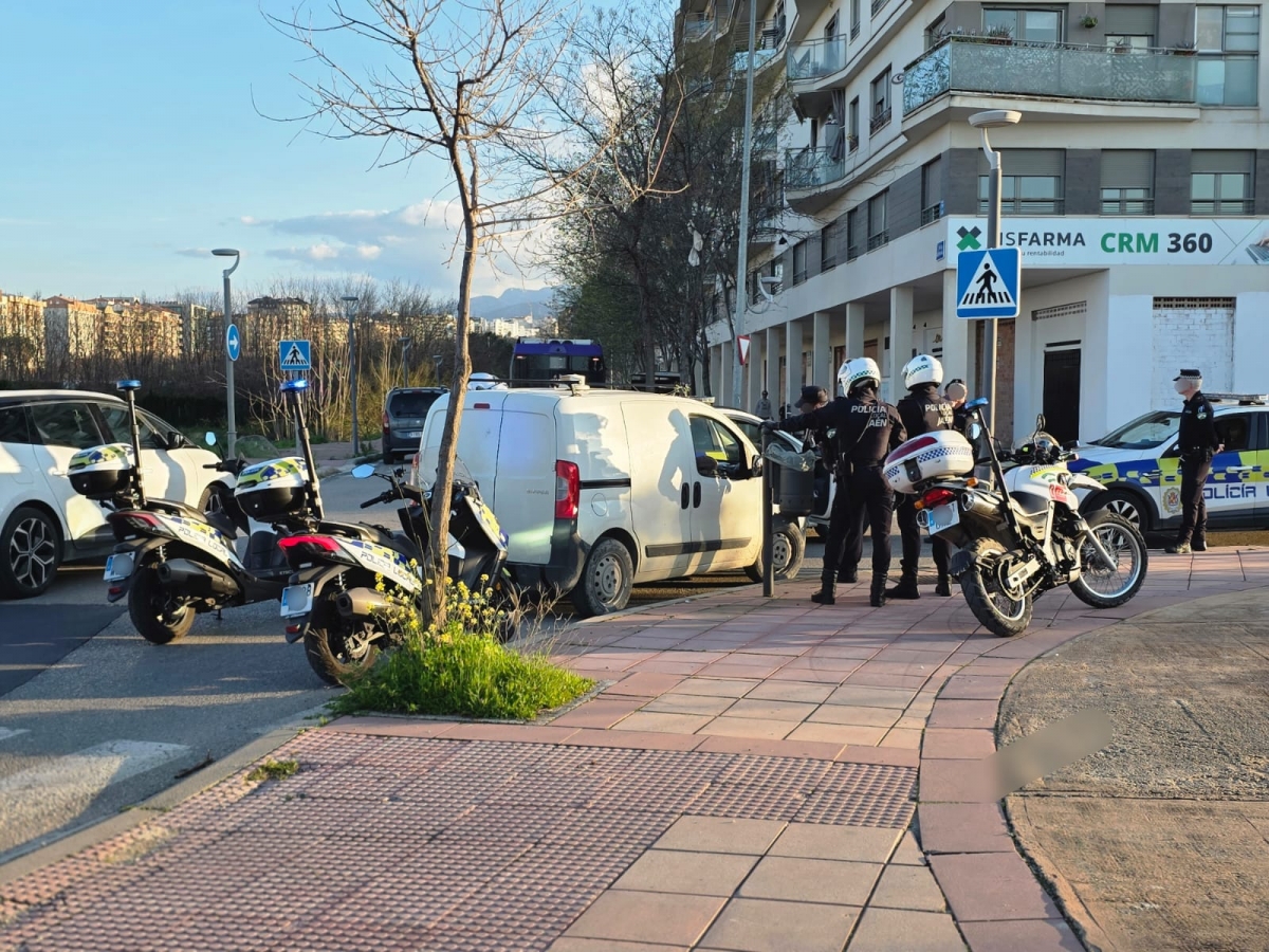  La Policía Local detiene a dos personas y recupera una furgoneta robada 