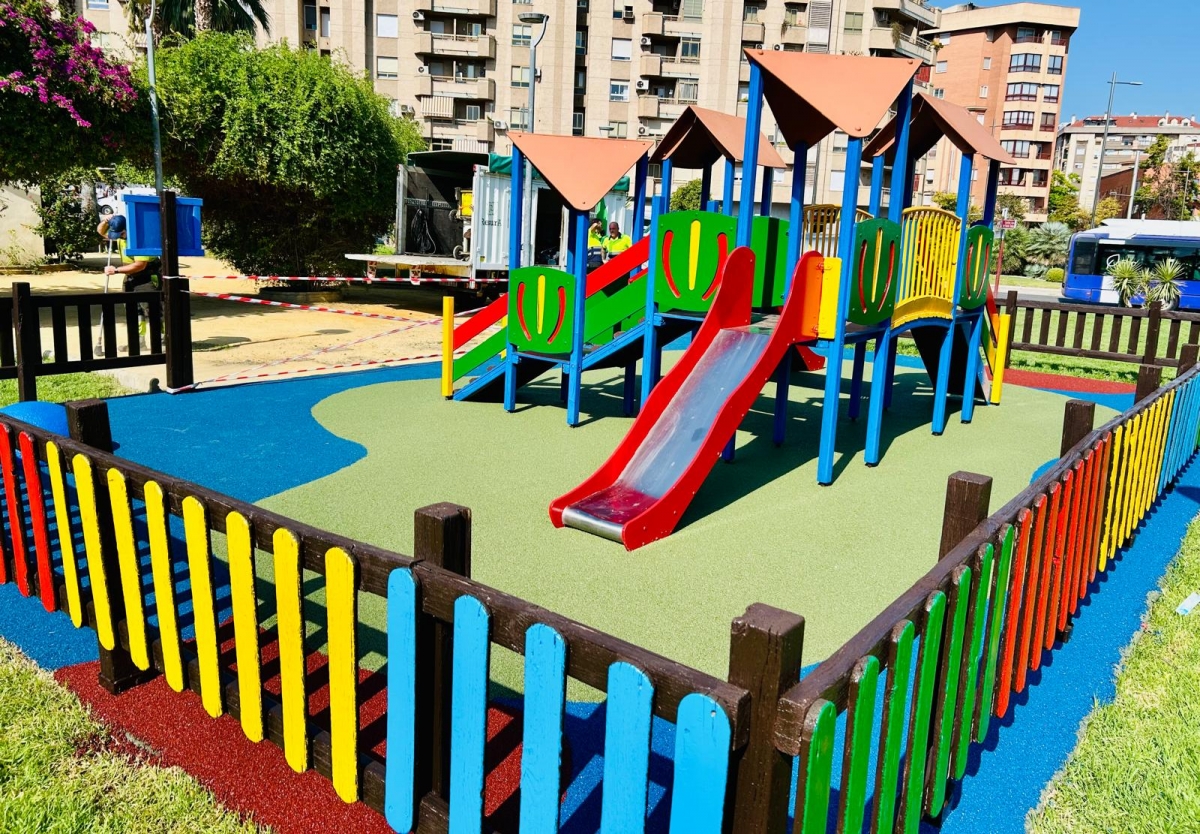  El Ayuntamiento avanza en la renovación de los 74 parques infantiles 
