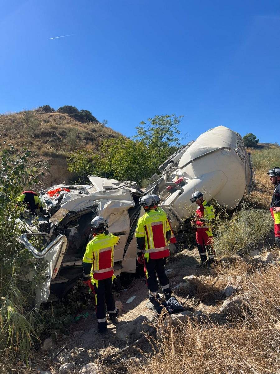  Un camión de mercancías peligrosas se sale de la A-44 en Jaén 