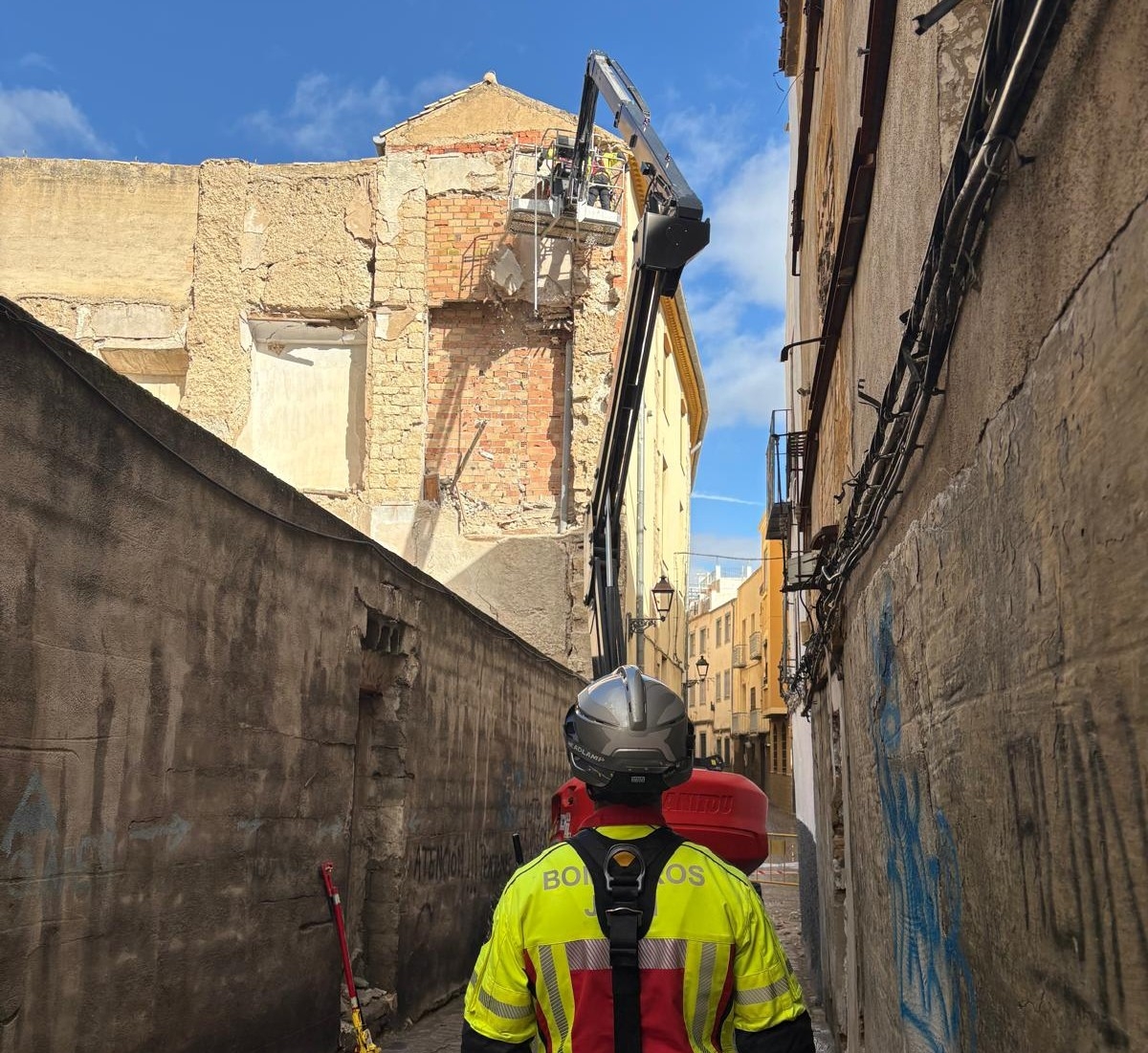  Desprendimiento de piedras de un muro de una vivienda en calle Merced Alta 