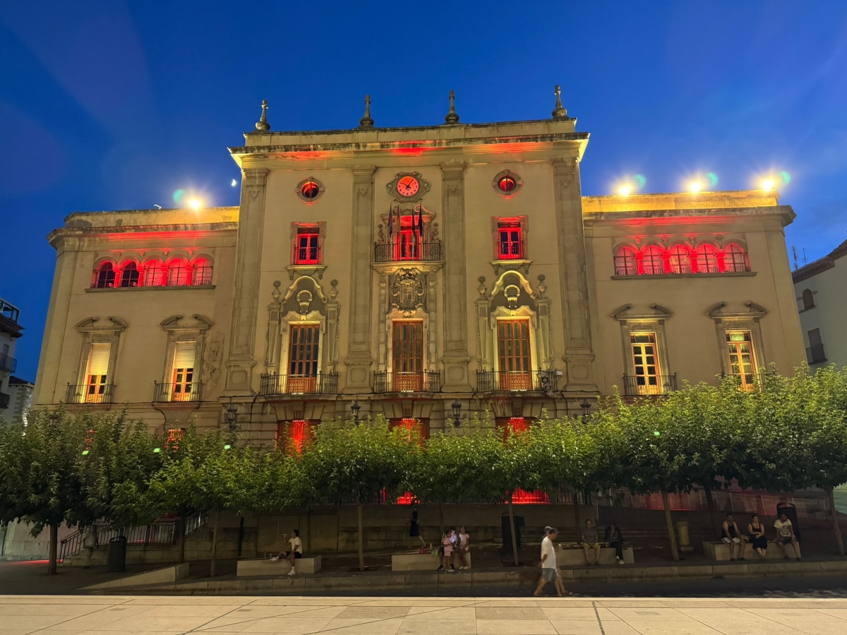  El Ayuntamiento viste los colores de España por la conquista del Mundial 