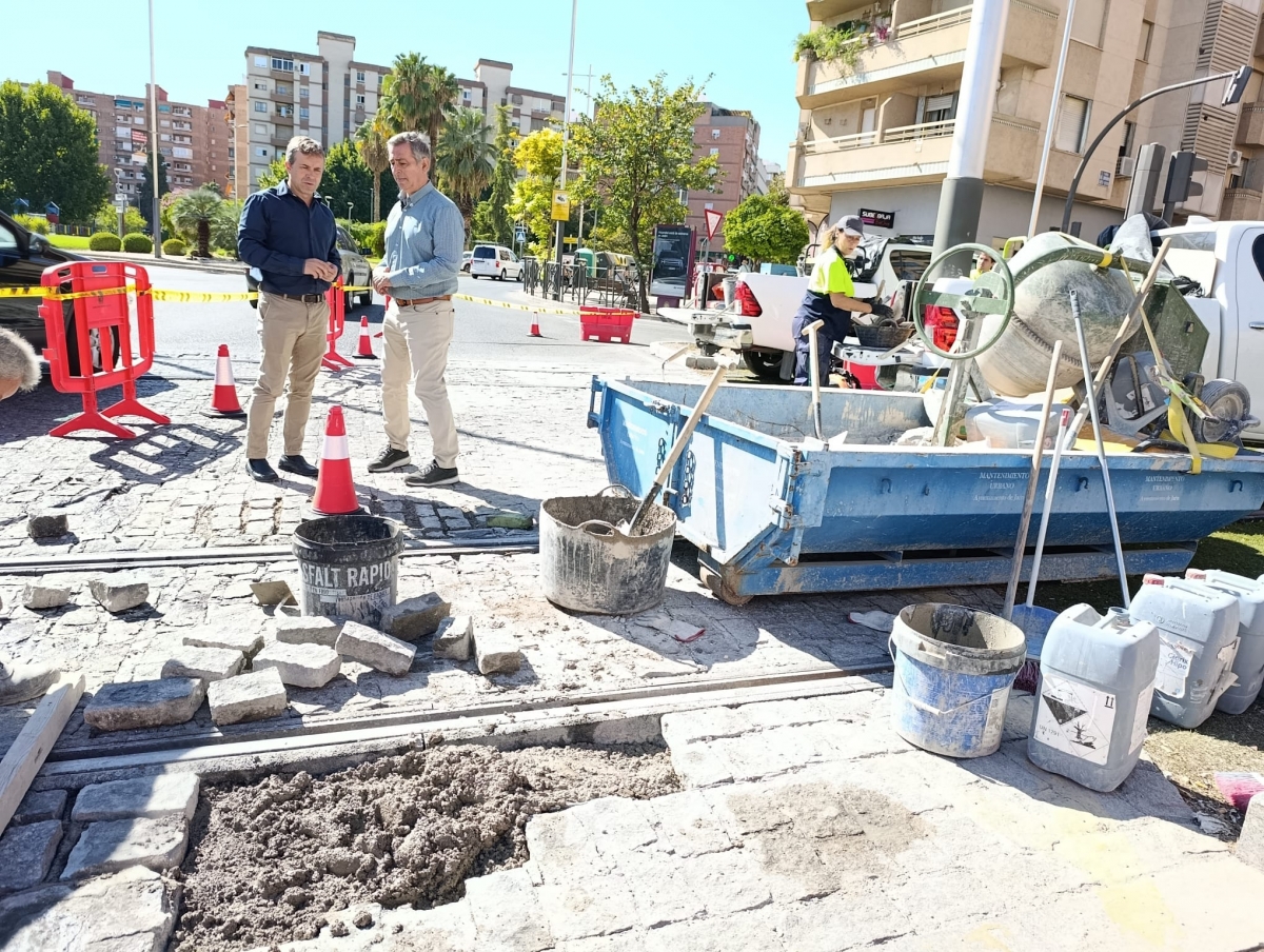 El Ayuntamiento arregla el adoquinado en zonas de paso del tranvía