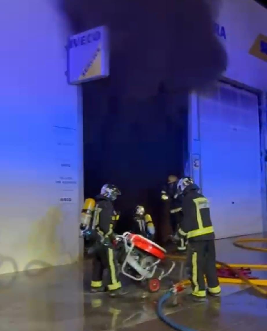 Arden 20 vehículos en una nave industrial de Torredelcampo