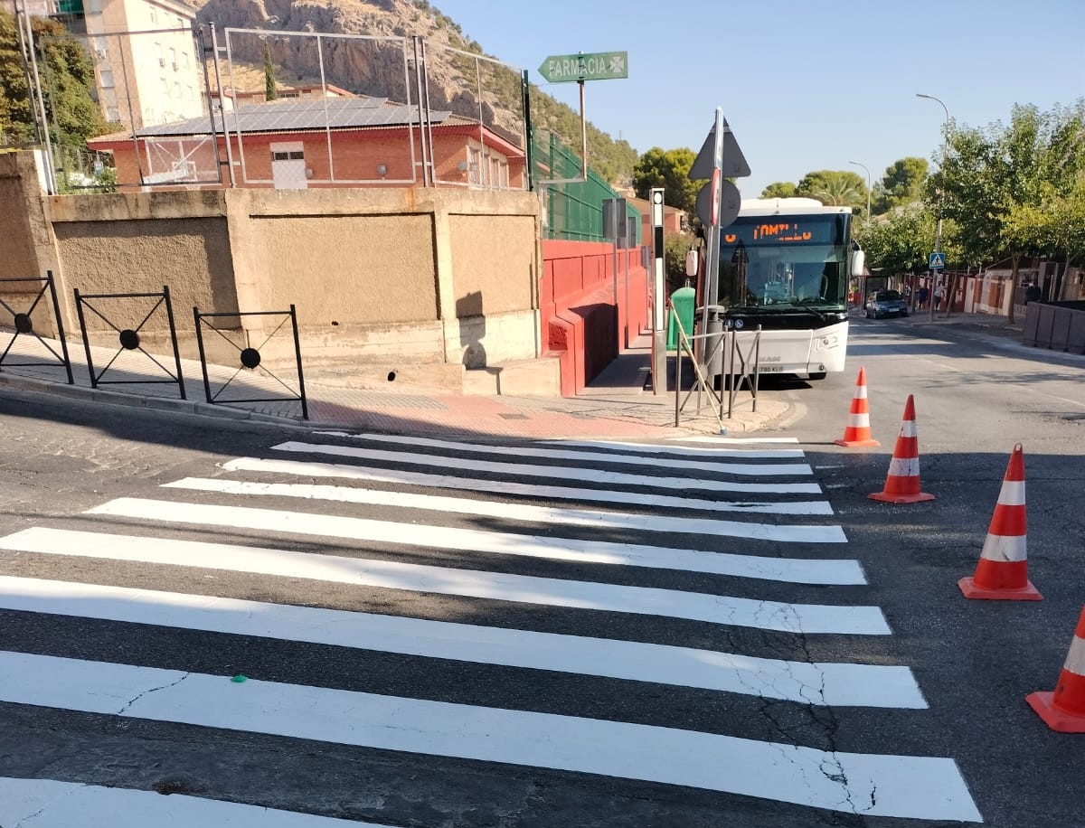 El Ayuntamiento refuerza el repintado de pasos de peatones