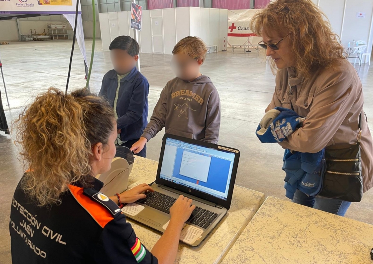 La caseta Jaén Arena reparte pulseras de seguridad para niños en la Feria