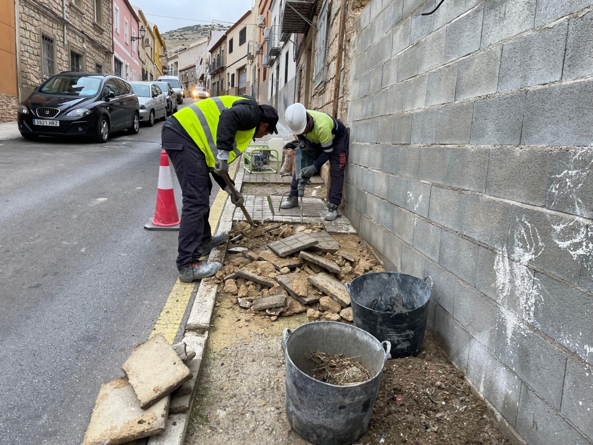 El Ayuntamiento intensifica la reposición y reparación de acerados 