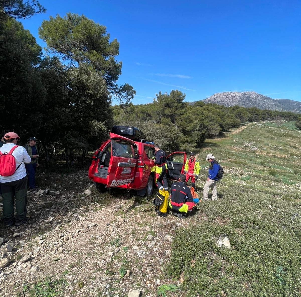  Los Bomberos de Jaén rescatan a un herido en el cerro de Matamulillos 