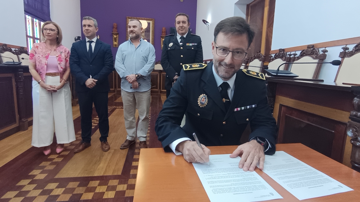  Gustavo Vega toma posesión como nuevo intendente de la Policía Local 