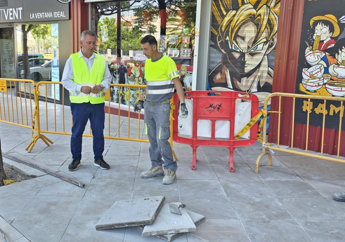  Reparan el acerado de la plaza Jaén por la Paz tras la tormenta de junio 
