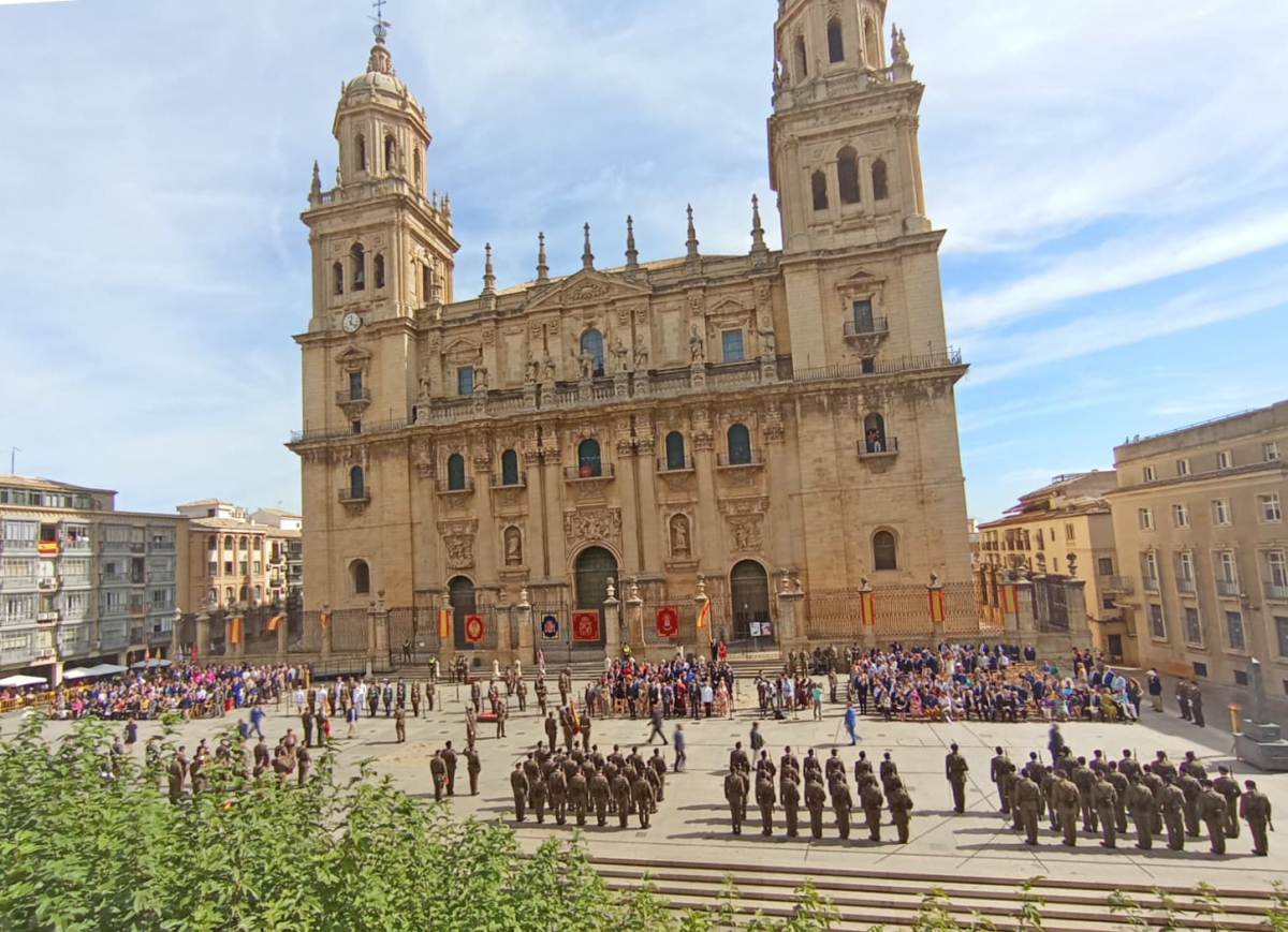  Cientos de personas juran bandera en la Plaza de Santa María 