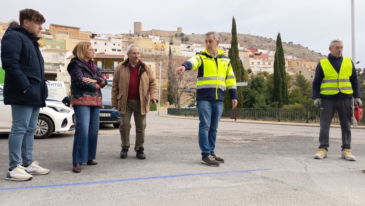  El Ayuntamiento instala una nueva marquesina accesible en El Tomillo 
