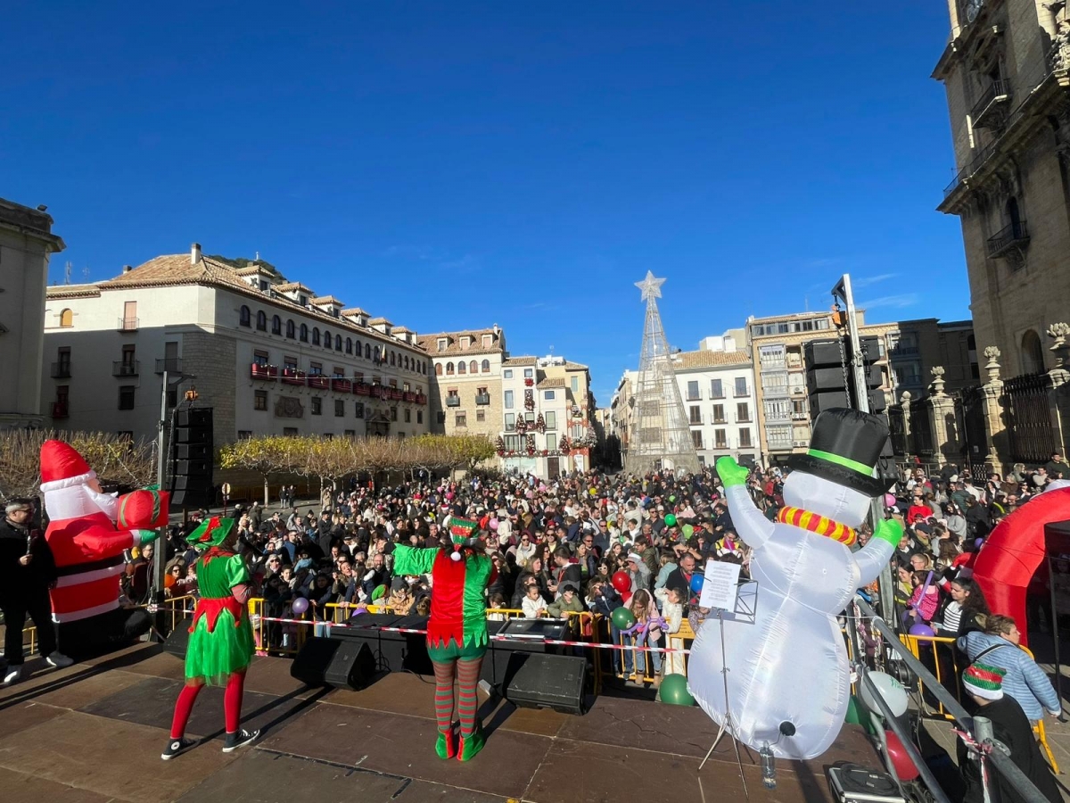  La fiesta infantil de Fin de Año abarrota la plaza de Santa María 