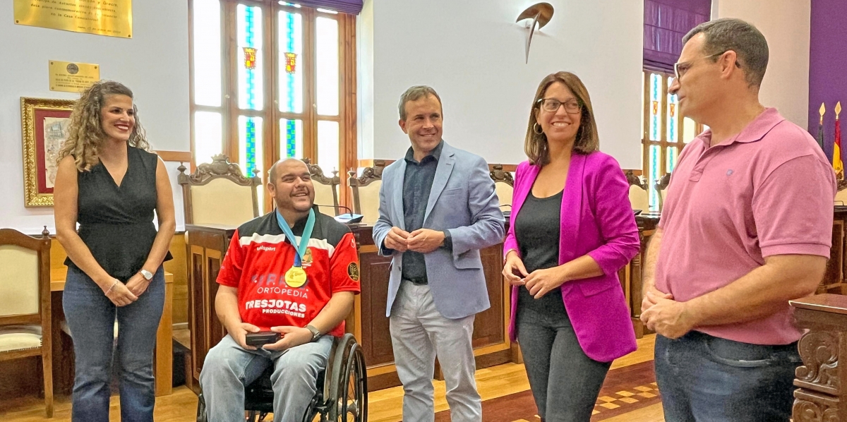  Carlos Linares recibe el reconocimiento municipal por su oro mundial 