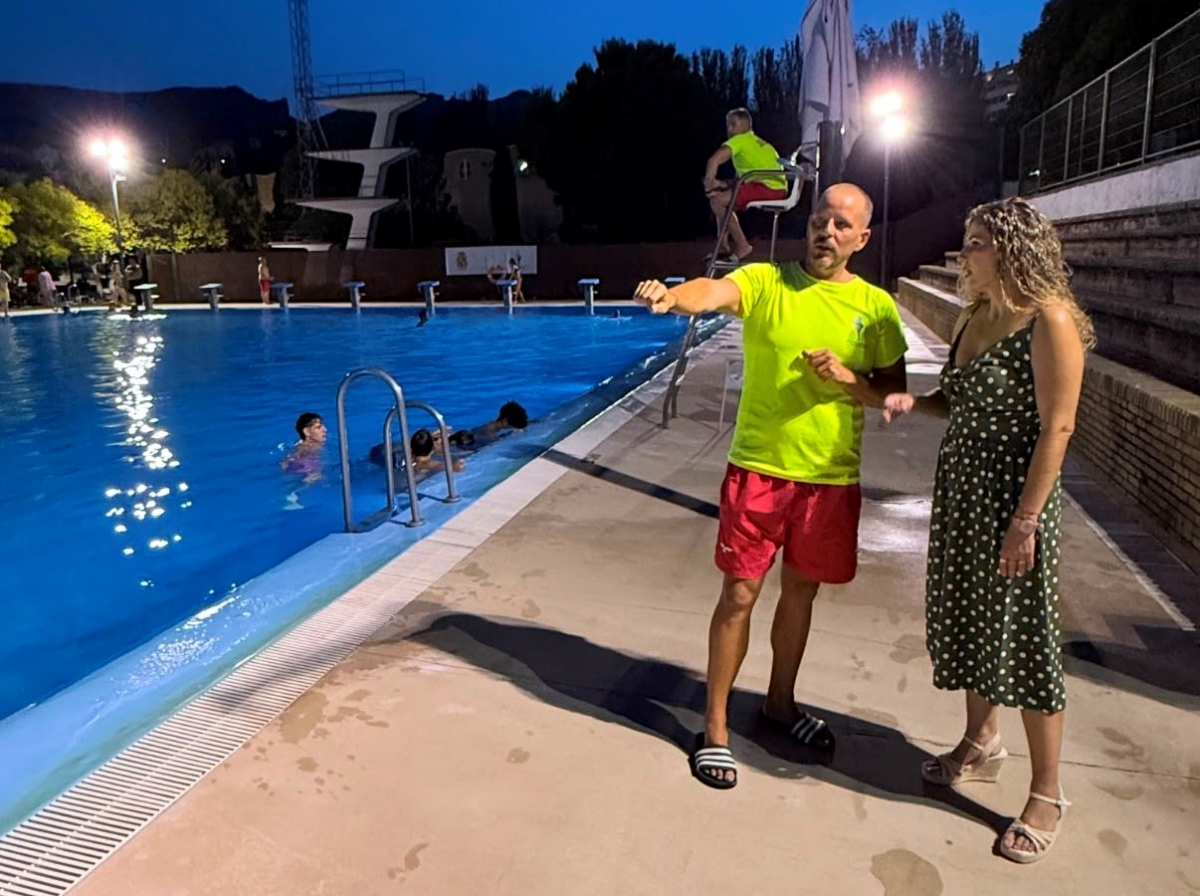  La Salobreja estrena los baños nocturnos con horario hasta medianoche 