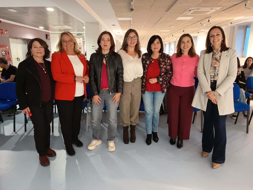  Una exposición muestra la labor de las profesionales de servicios sociales 