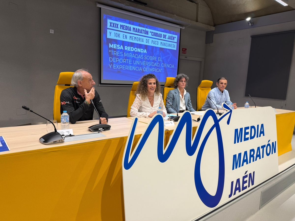  Fermín Cacho participa en la mesa redonda que inaugura la Media Maratón 