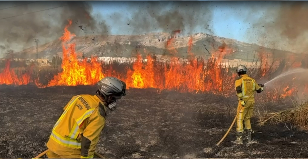  Los bomberos dan por contrado el fuego junto al Neurotraumatológico 