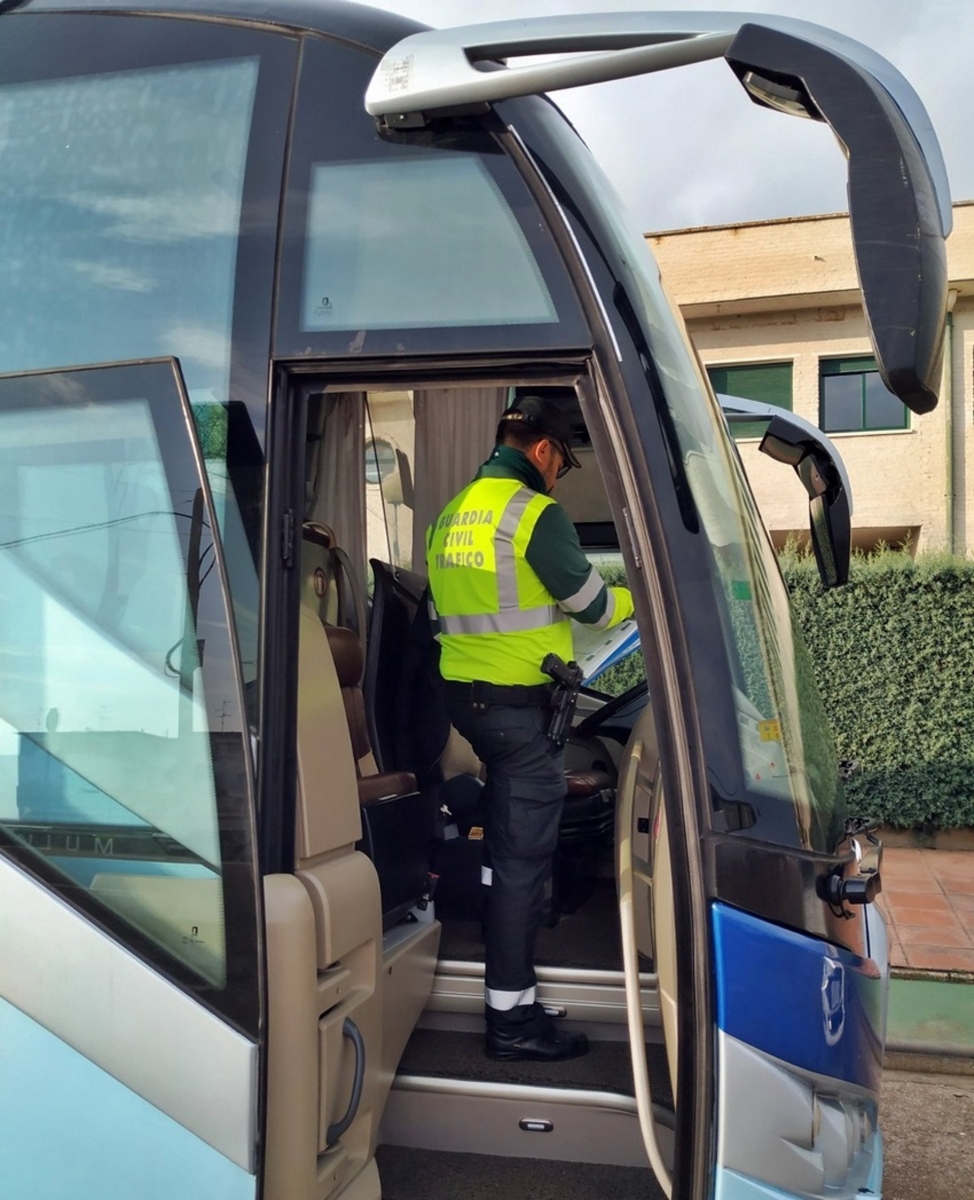 Un conductor de autobús da positivo trabajando en alcohol y drogas