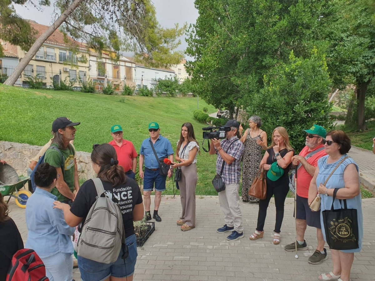  El parque del seminario acoge un paseo sensorial para sordociegos 