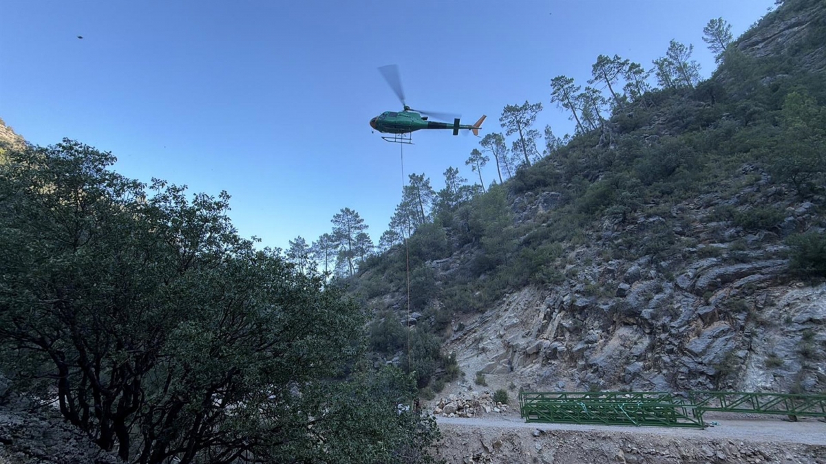  Trasladan en helicóptero las nuevas pasarelas del sendero del río Borosa 