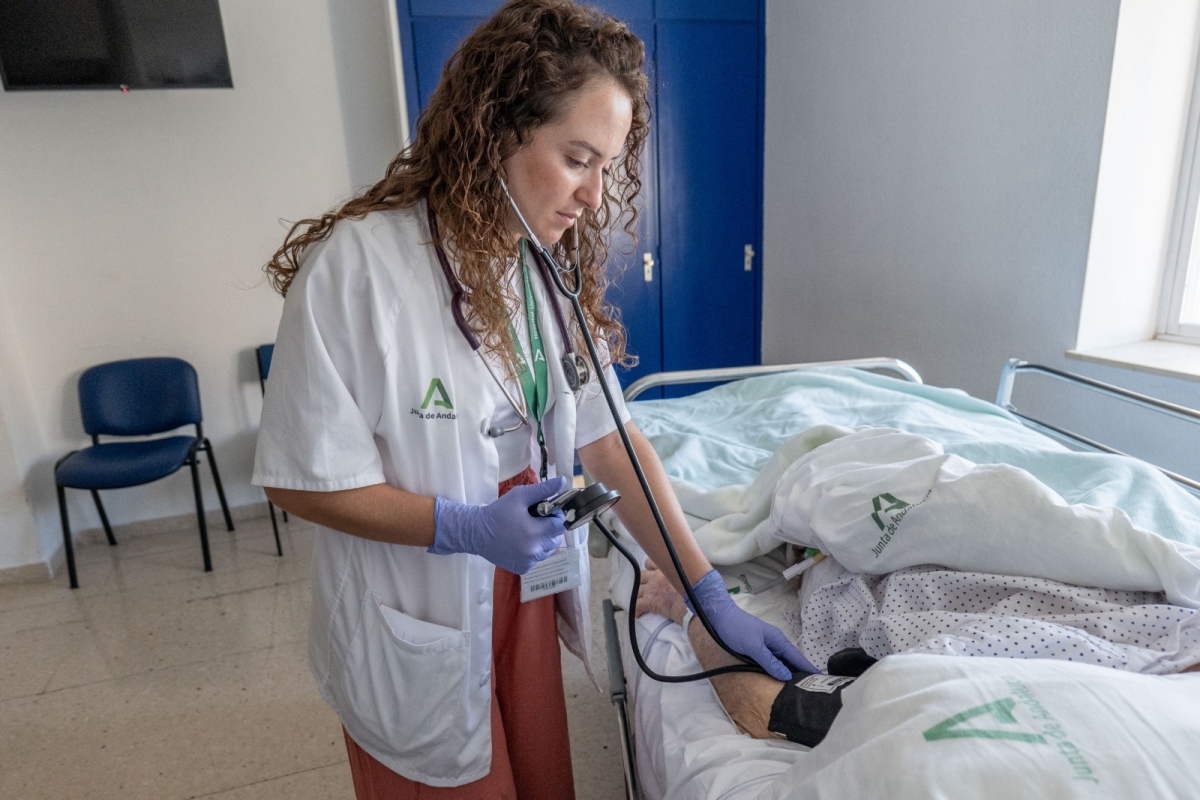  El Hospital de Jaén señala la deshidratación en personas mayores 