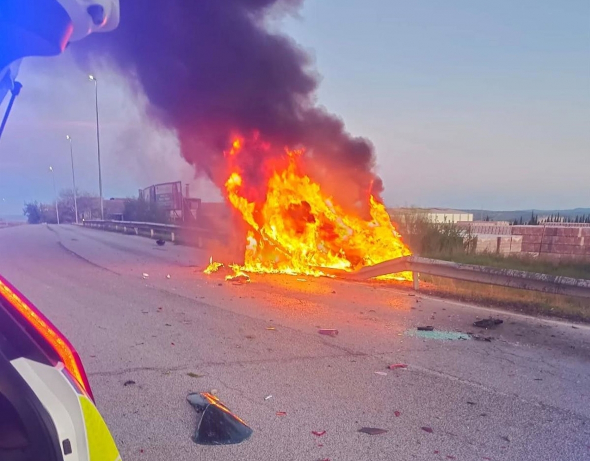  Arde un vehículo tras salirse de la N-322 a la altura de Bailén 