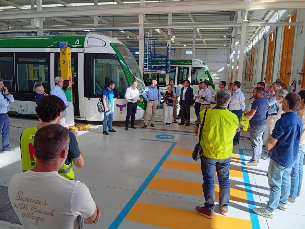 Más de 20 empresas visitan las instalaciones del tranvía
