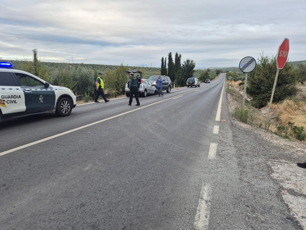 Dos vehículos chocan frontalmente en la A-319 en Cazorla