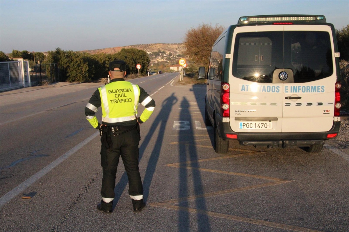  Un fallecido y una mujer herida al volcar un camión en la A-4 